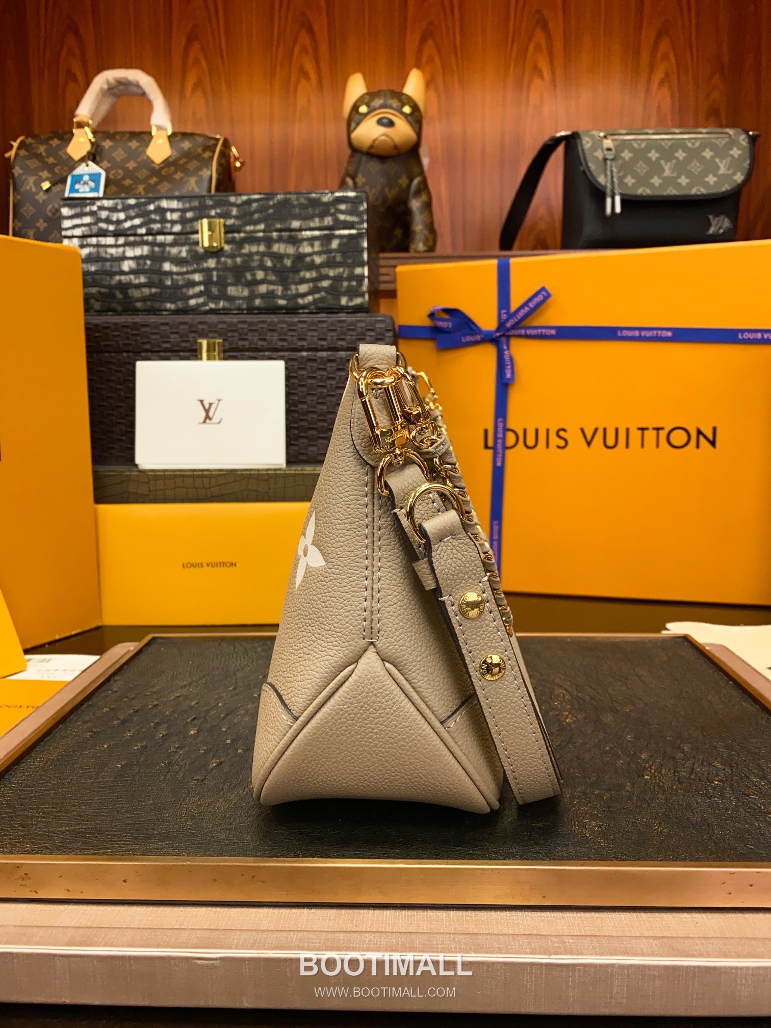 Louis Vuitton Boulogne Monogram Embossed Calfskin Chain Shoulder Bag with Gold Hardware 루이비통 불로뉴 모노그램 엠보스 카프스킨 체인 숄더백 M13224 29cm 9