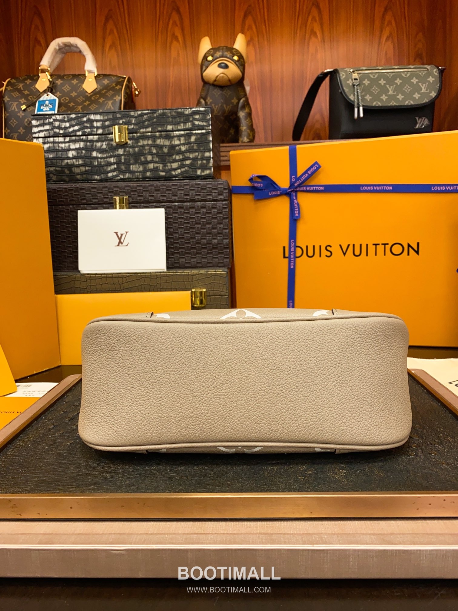 Louis Vuitton Boulogne Monogram Embossed Calfskin Chain Shoulder Bag with Gold Hardware 루이비통 불로뉴 모노그램 엠보스 카프스킨 체인 숄더백 M13224 29cm 10