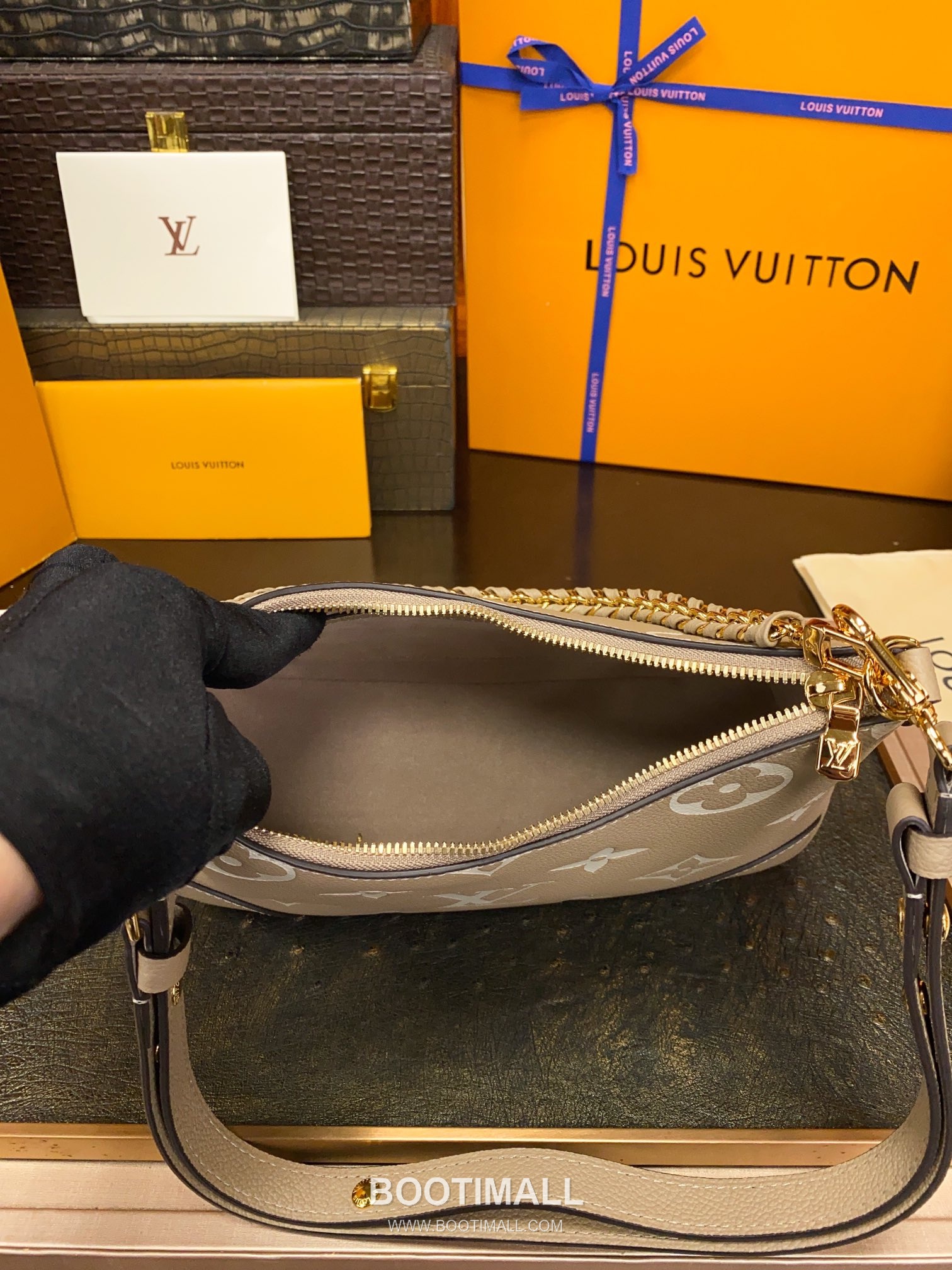 Louis Vuitton Boulogne Monogram Embossed Calfskin Chain Shoulder Bag with Gold Hardware 루이비통 불로뉴 모노그램 엠보스 카프스킨 체인 숄더백 M13224 29cm 12