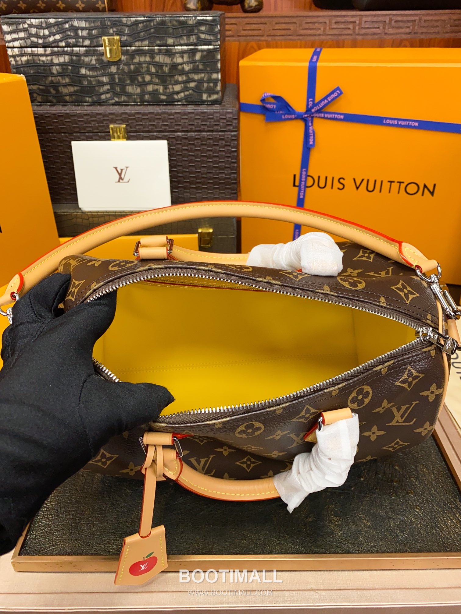 Louis Vuitton Speedy 30 Monogram Coated Canvas Leather Trim Chain Handle Boston Bag with Zip Pocket 루이비통 스피디30 모노그램 코팅 캔버스 체인 핸들 보스턴백 M12803 30cm 10