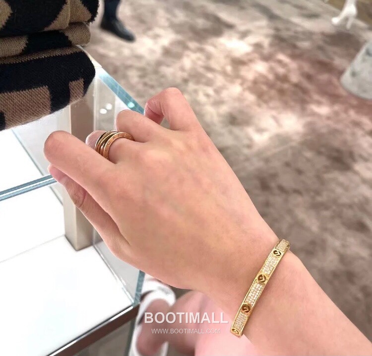 Fendi FF Logo Pavé Open Bangle 펜디 FF 로고 파베 오픈 뱅글 1