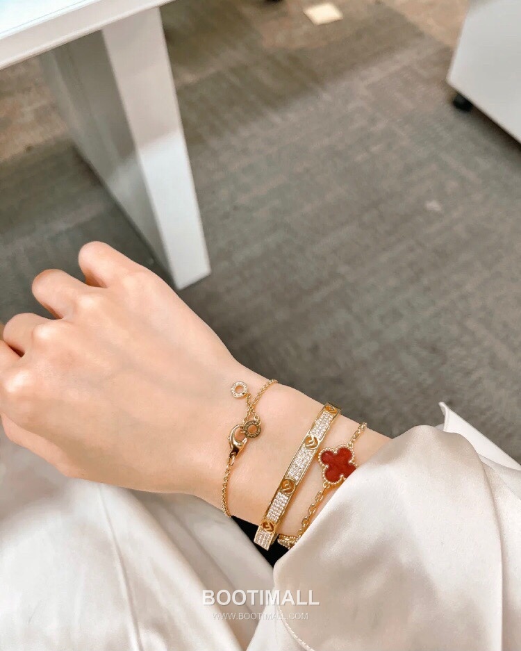 Fendi FF Logo Pavé Open Bangle 펜디 FF 로고 파베 오픈 뱅글 2