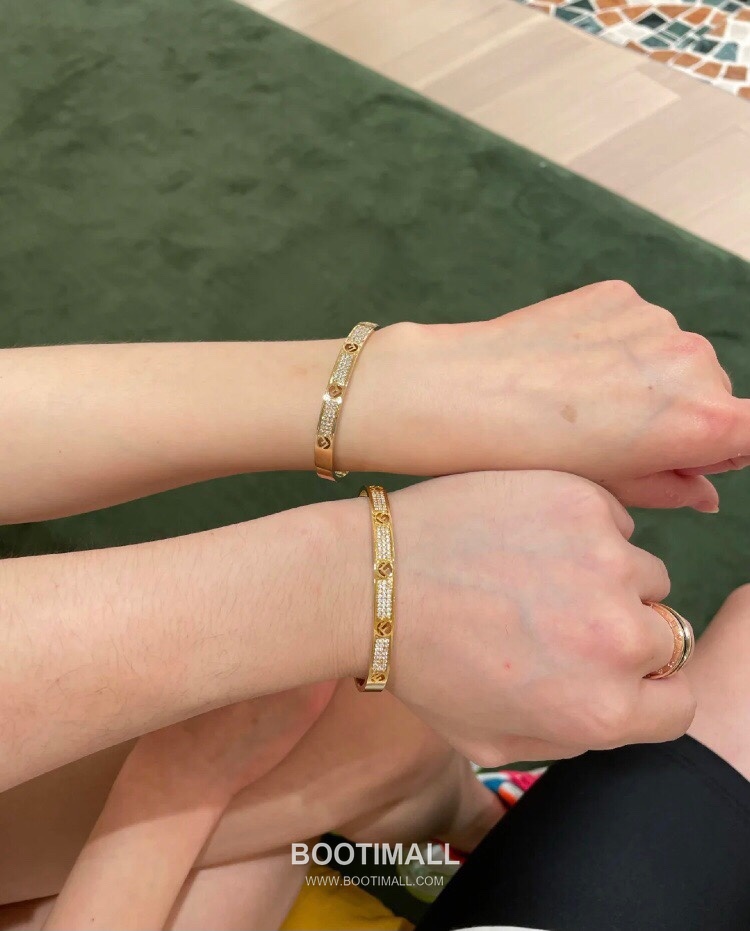 Fendi FF Logo Pavé Open Bangle 펜디 FF 로고 파베 오픈 뱅글 3