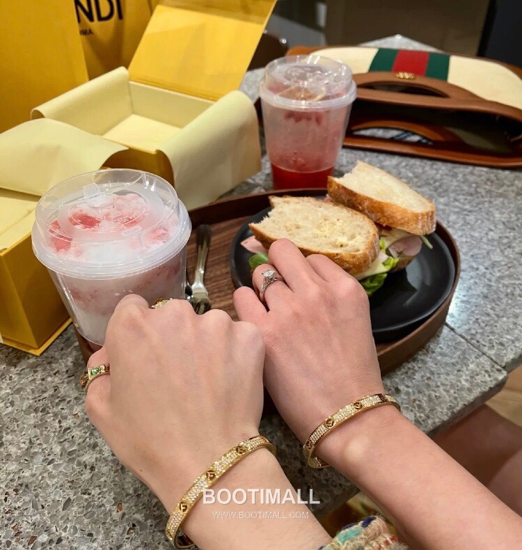 Fendi FF Logo Pavé Open Bangle 펜디 FF 로고 파베 오픈 뱅글 9