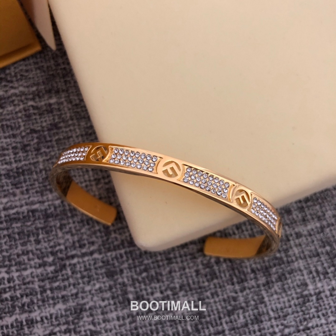 Fendi FF Logo Pavé Open Bangle 펜디 FF 로고 파베 오픈 뱅글 11