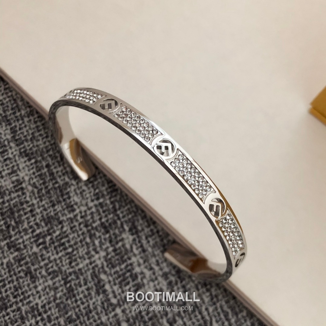 Fendi FF Logo Pavé Open Bangle 펜디 FF 로고 파베 오픈 뱅글 12