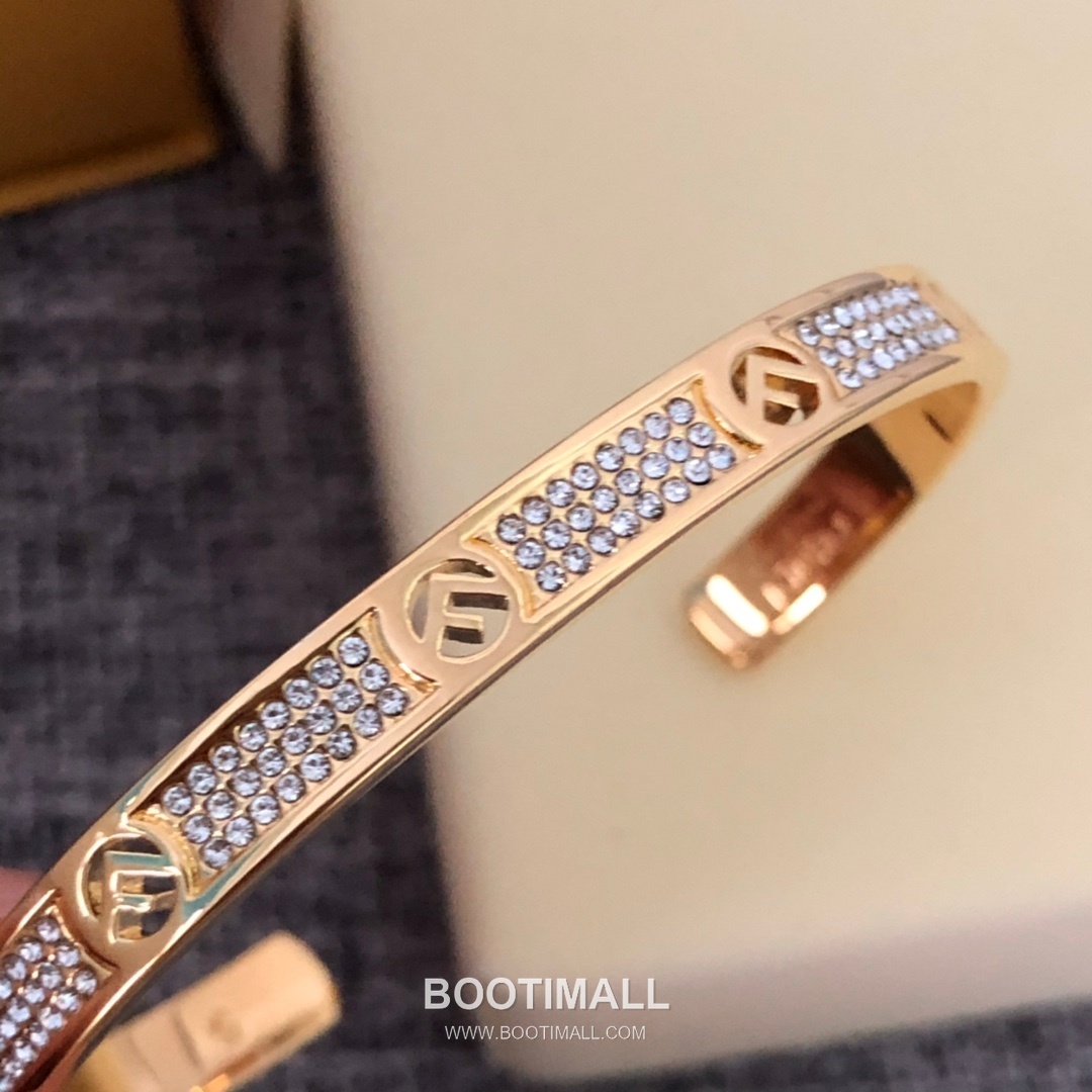 Fendi FF Logo Pavé Open Bangle 펜디 FF 로고 파베 오픈 뱅글 14