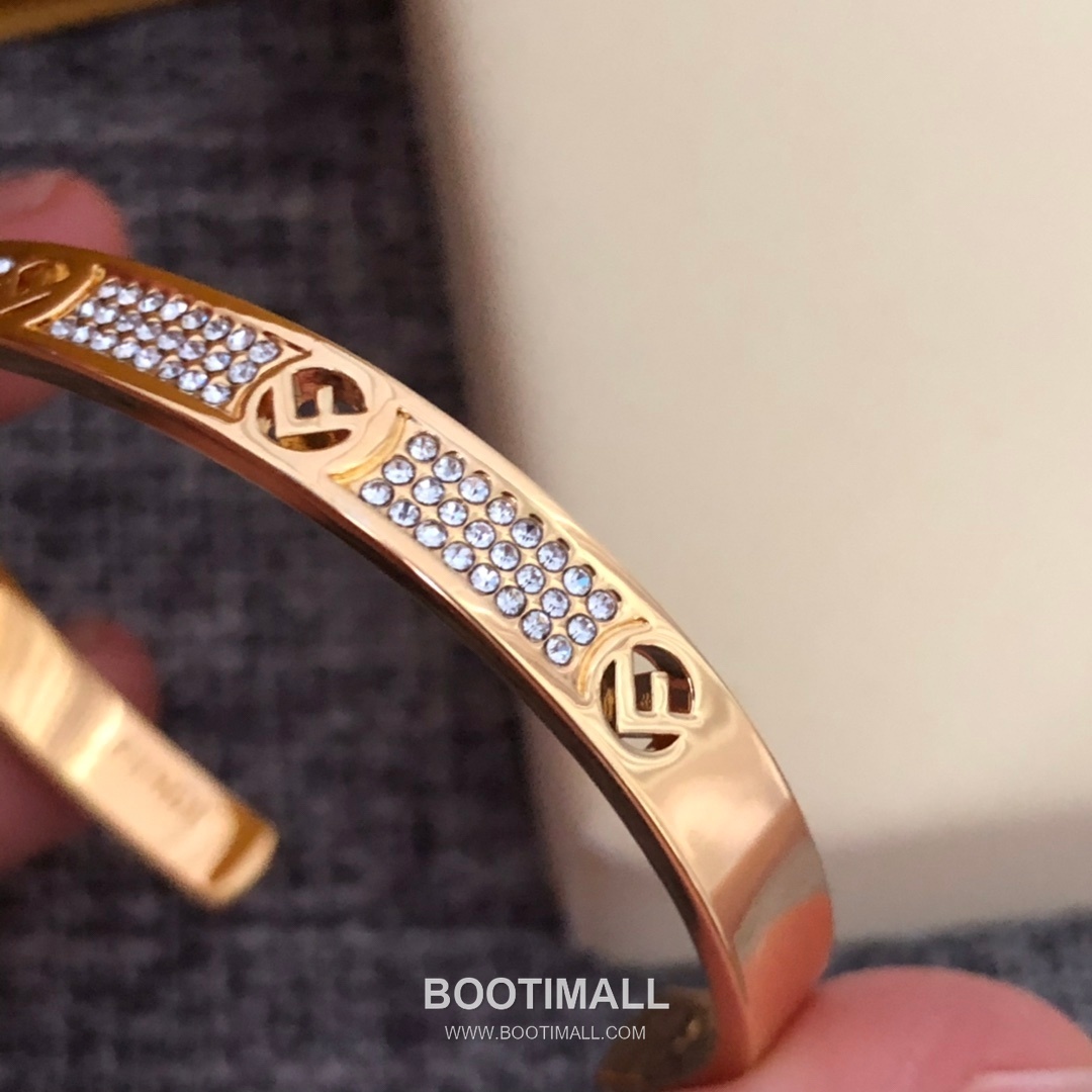 Fendi FF Logo Pavé Open Bangle 펜디 FF 로고 파베 오픈 뱅글 15