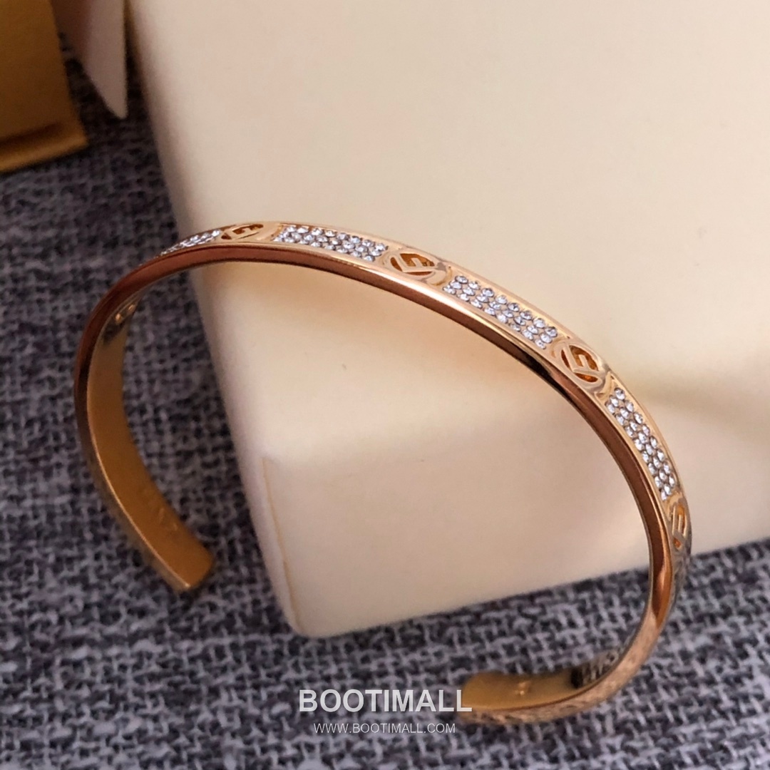Fendi FF Logo Pavé Open Bangle 펜디 FF 로고 파베 오픈 뱅글 16