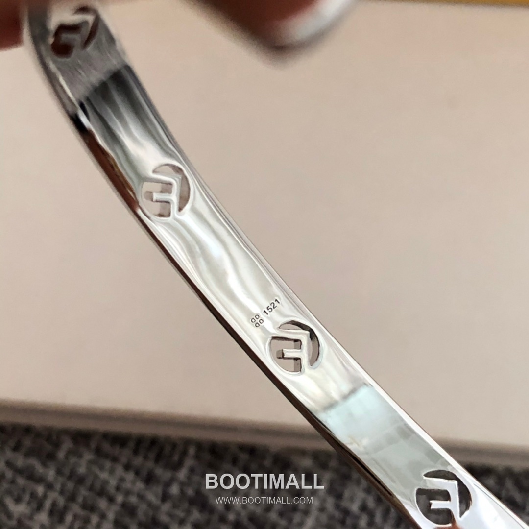Fendi FF Logo Pavé Open Bangle 펜디 FF 로고 파베 오픈 뱅글 18