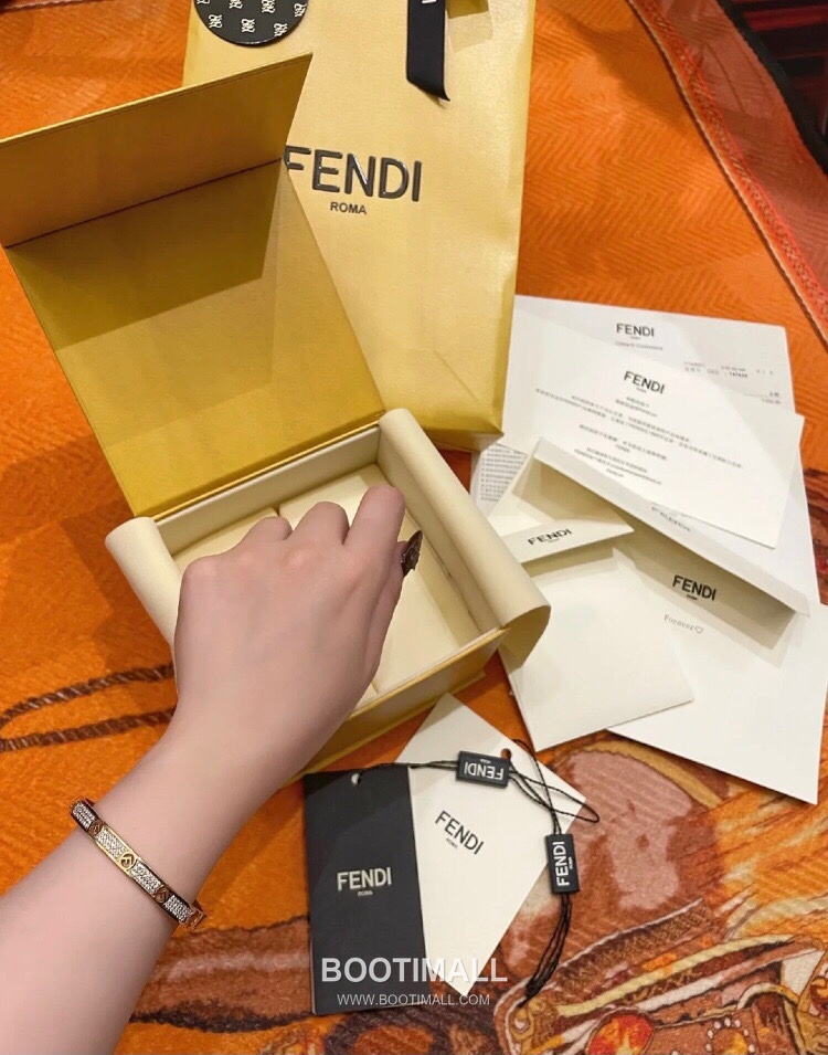 Fendi FF Logo Pavé Open Bangle 펜디 FF 로고 파베 오픈 뱅글 20