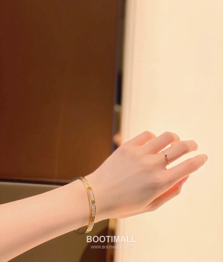 Fendi FF Logo Pavé Open Bangle 펜디 FF 로고 파베 오픈 뱅글 22