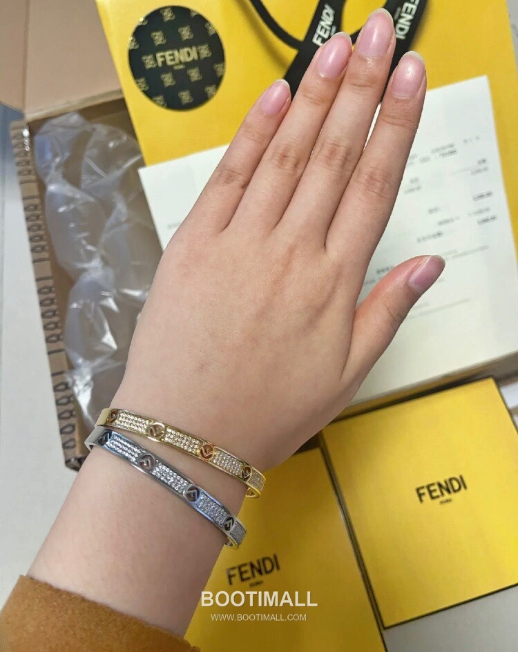 Fendi FF Logo Pavé Open Bangle 펜디 FF 로고 파베 오픈 뱅글 23
