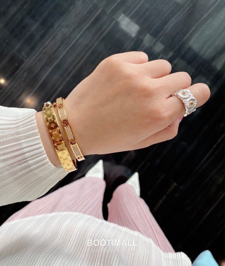 Fendi FF Logo Pavé Open Bangle 펜디 FF 로고 파베 오픈 뱅글 24