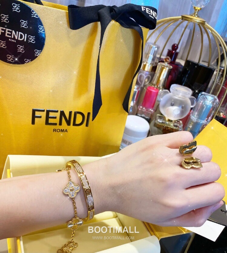 Fendi FF Logo Pavé Open Bangle 펜디 FF 로고 파베 오픈 뱅글 25