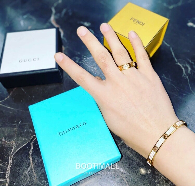 Fendi FF Logo Pavé Open Bangle 펜디 FF 로고 파베 오픈 뱅글 26