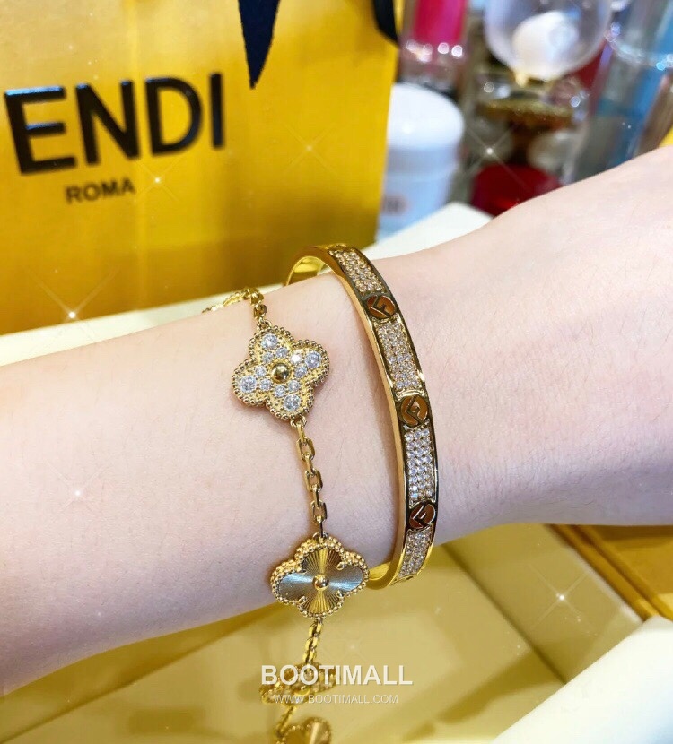 Fendi FF Logo Pavé Open Bangle 펜디 FF 로고 파베 오픈 뱅글 27