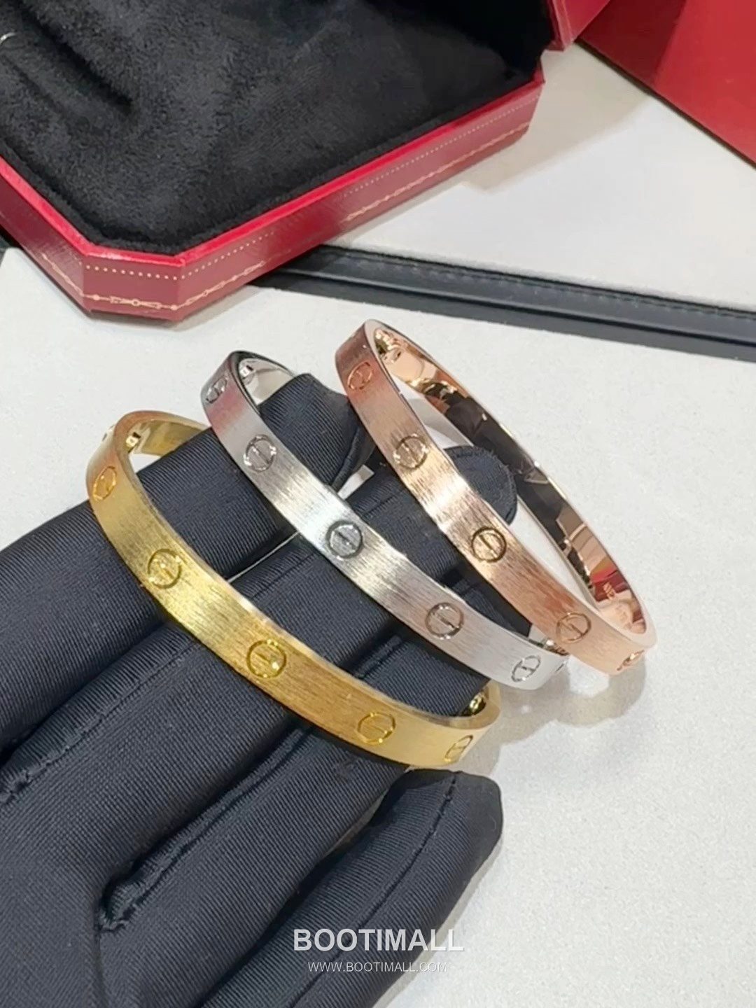 Cartier Love Brushed Finish V Gold Screw Motif Bracelet 까르띠에 러브 브러시드 피니시 V 골드 스크류 모티프 브레이슬릿 17cm 2