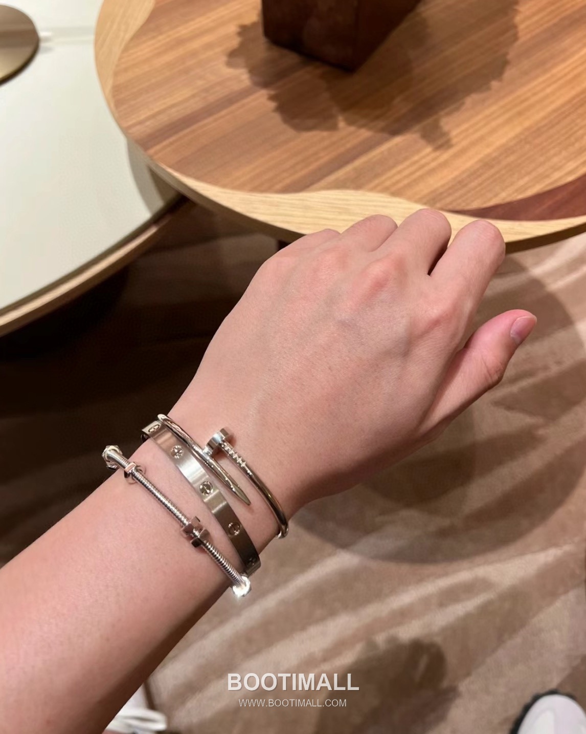 Cartier Love Brushed Finish V Gold Screw Motif Bracelet 까르띠에 러브 브러시드 피니시 V 골드 스크류 모티프 브레이슬릿 17cm 3