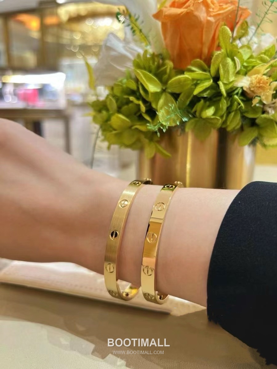Cartier Love Brushed Finish V Gold Screw Motif Bracelet 까르띠에 러브 브러시드 피니시 V 골드 스크류 모티프 브레이슬릿 17cm 8