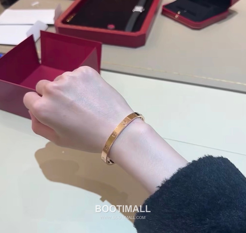 Cartier Love Wide Smooth Diamond V Gold Screw Motif Bracelet 까르띠에 러브 와이드 스무스 다이아몬드 V 골드 스크류 모티프 브레이슬릿 17cm 5