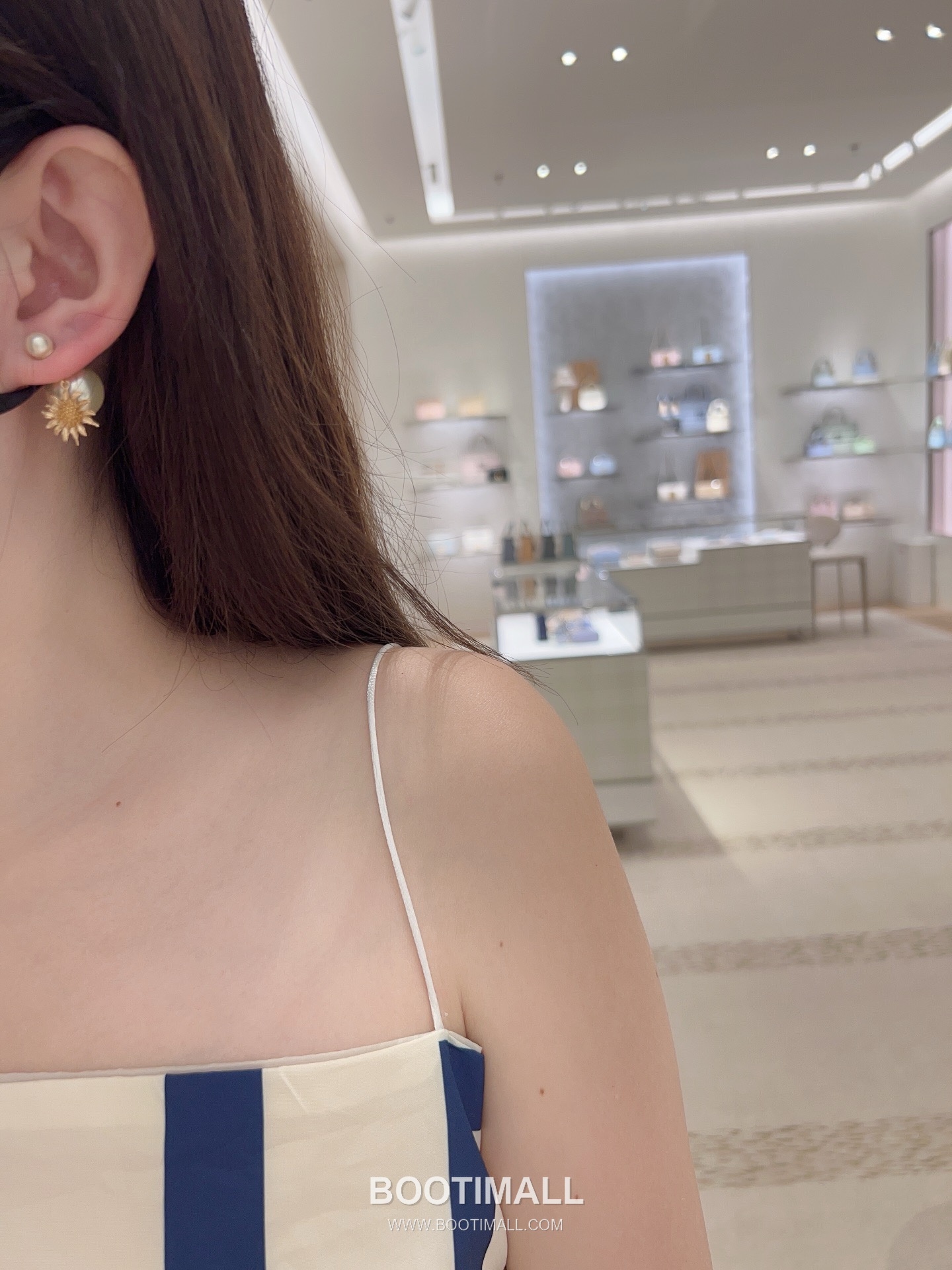 Dior Chardons Sunflower Pearl Gold Plated Brass Stud Earring 디올 샤르동 선플라워 펄 골드도금 황동 스터드 이어링 1