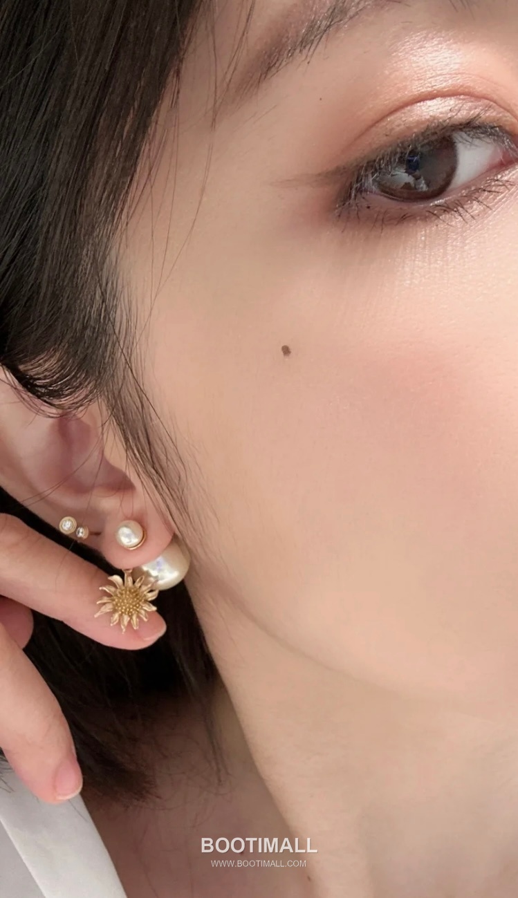 Dior Chardons Sunflower Pearl Gold Plated Brass Stud Earring 디올 샤르동 선플라워 펄 골드도금 황동 스터드 이어링 2