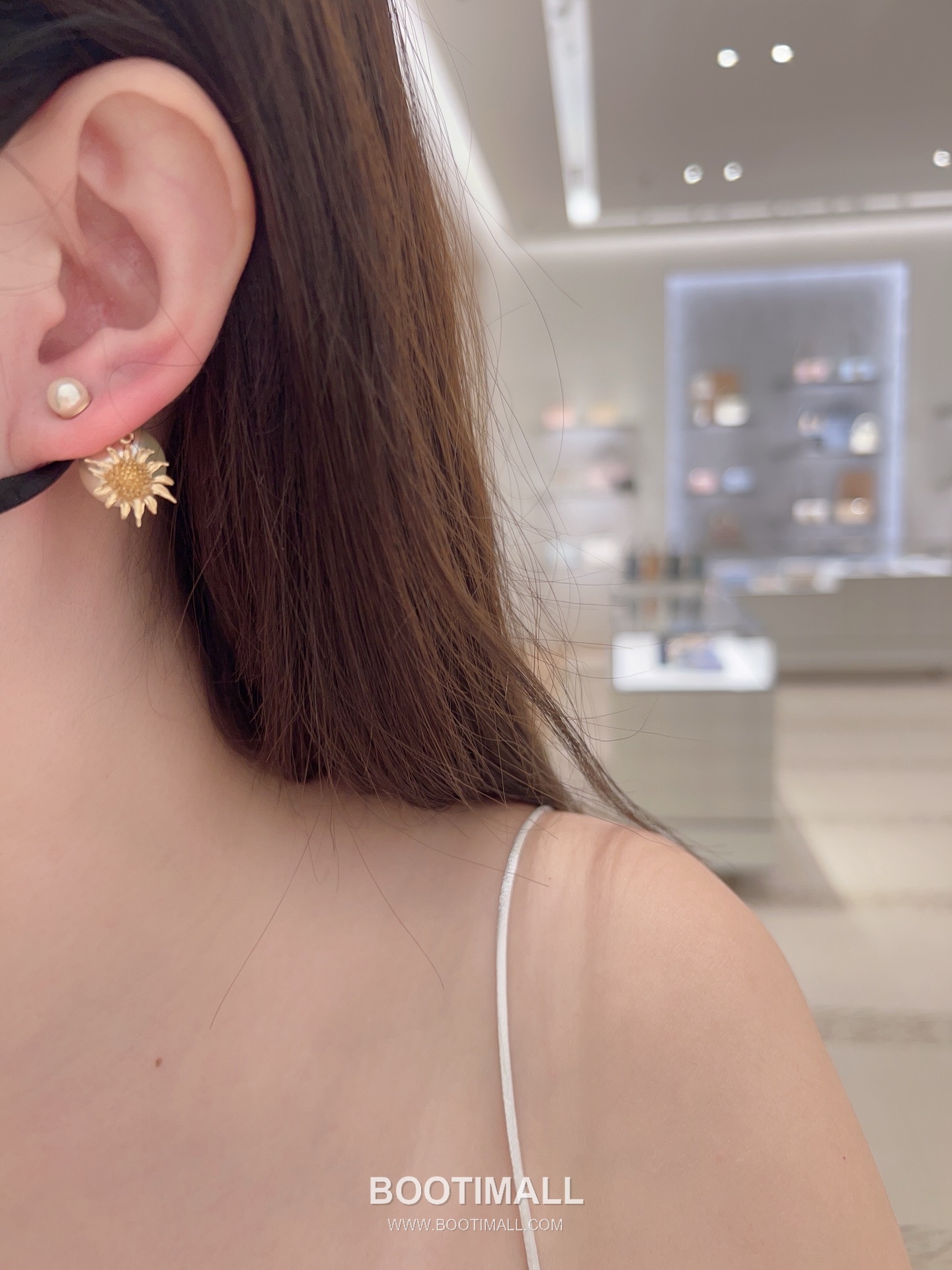 Dior Chardons Sunflower Pearl Gold Plated Brass Stud Earring 디올 샤르동 선플라워 펄 골드도금 황동 스터드 이어링 5
