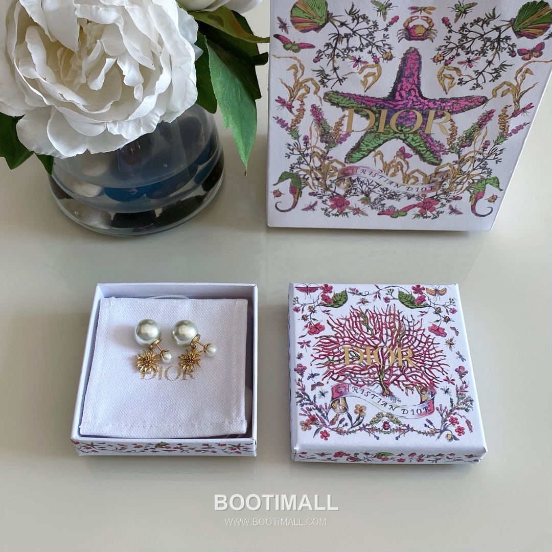 Dior Chardons Sunflower Pearl Gold Plated Brass Stud Earring 디올 샤르동 선플라워 펄 골드도금 황동 스터드 이어링 6