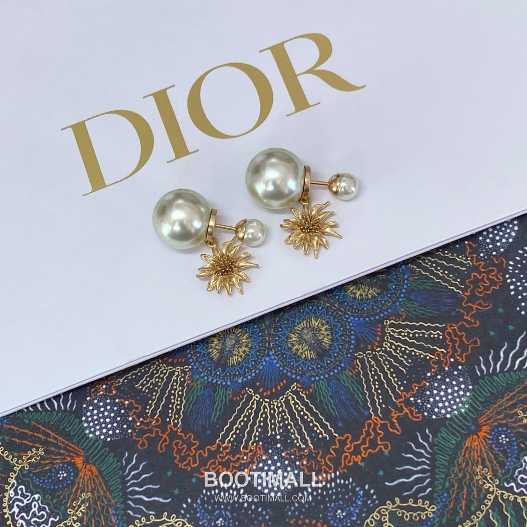 Dior Chardons Sunflower Pearl Gold Plated Brass Stud Earring 디올 샤르동 선플라워 펄 골드도금 황동 스터드 이어링 7