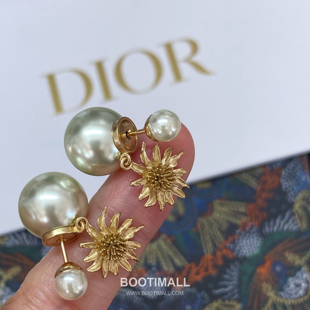 Dior Chardons Sunflower Pearl Gold Plated Brass Stud Earring 디올 샤르동 선플라워 펄 골드도금 황동 스터드 이어링 8