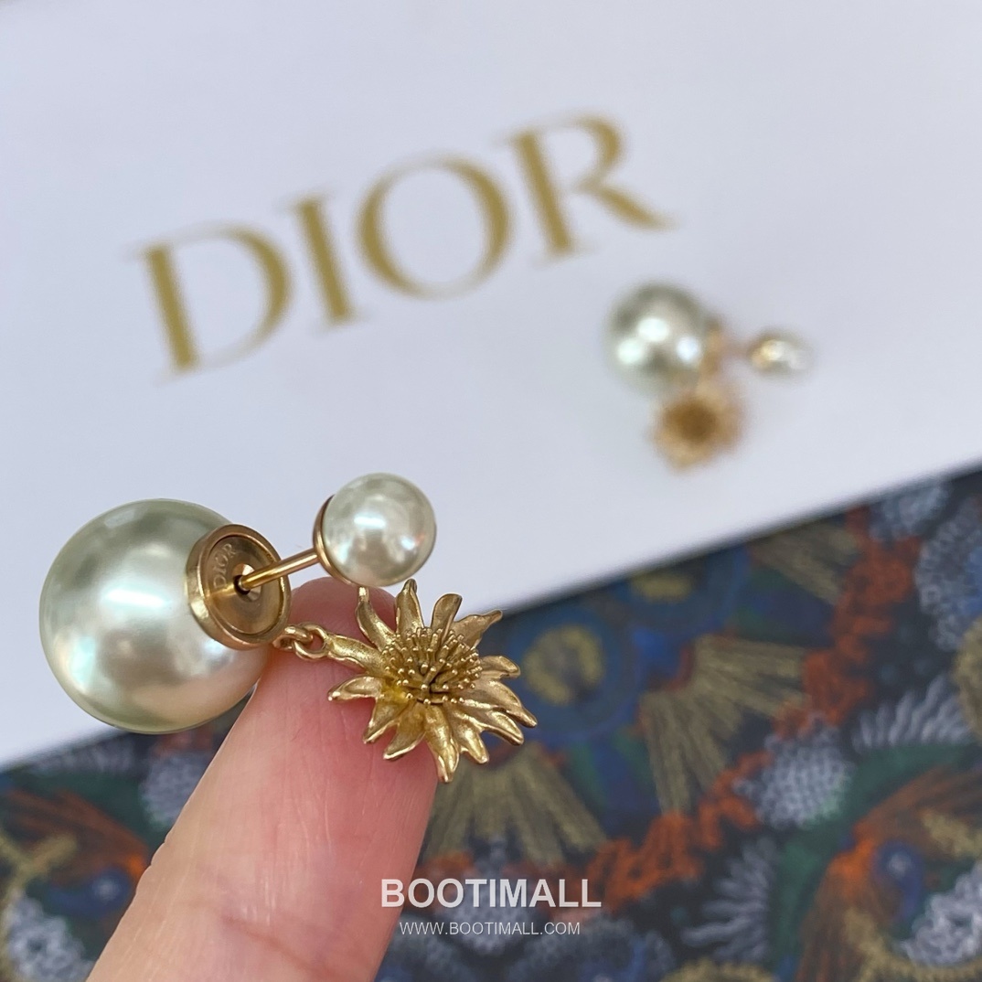 Dior Chardons Sunflower Pearl Gold Plated Brass Stud Earring 디올 샤르동 선플라워 펄 골드도금 황동 스터드 이어링 9