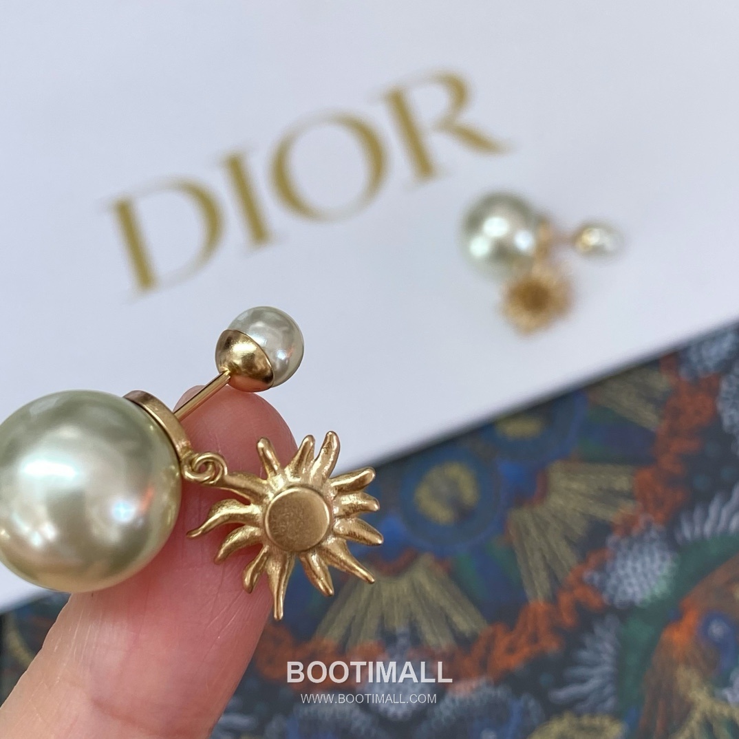 Dior Chardons Sunflower Pearl Gold Plated Brass Stud Earring 디올 샤르동 선플라워 펄 골드도금 황동 스터드 이어링 10