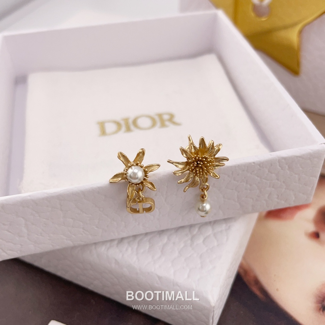 Dior Asymmetric Thistle Flower Pearl Gold Plated Brass Stud Earring 디올 비대칭 시슬 플라워 펄 골드도금 황동 스터드 이어링 10