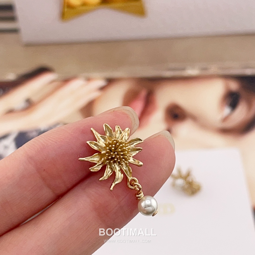 Dior Asymmetric Thistle Flower Pearl Gold Plated Brass Stud Earring 디올 비대칭 시슬 플라워 펄 골드도금 황동 스터드 이어링 13