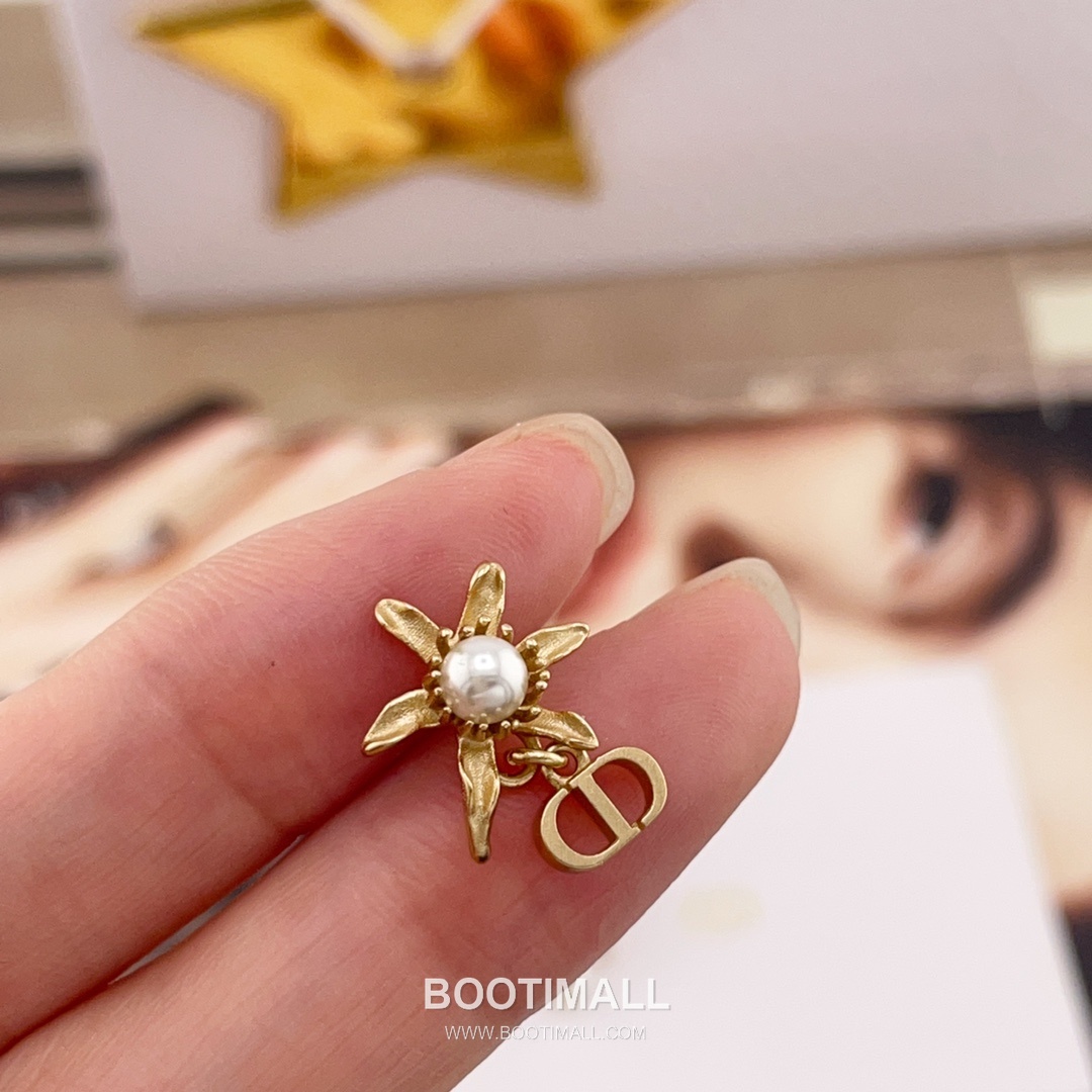 Dior Asymmetric Thistle Flower Pearl Gold Plated Brass Stud Earring 디올 비대칭 시슬 플라워 펄 골드도금 황동 스터드 이어링 14