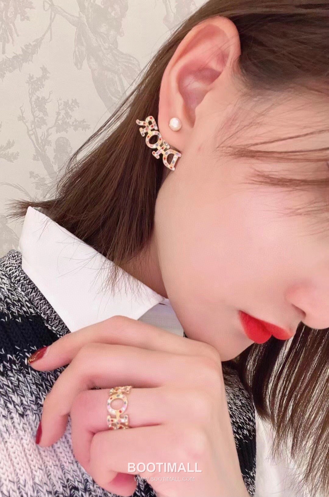 Dior Tribales Letter Swarovski Crystal Pearl Brass Stud Earring 디올 트리발 레터 스와로브스키 크리스탈 펄 황동 스터드 이어링 4