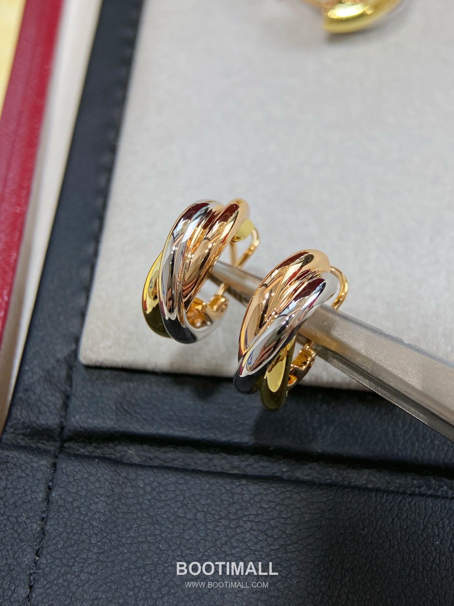 Cartier Trinity Three Tone Interlocking Hoop V Gold Earring 까르띠에 트리니티 삼색 인터락킹 후프 V 골드 이어링 10