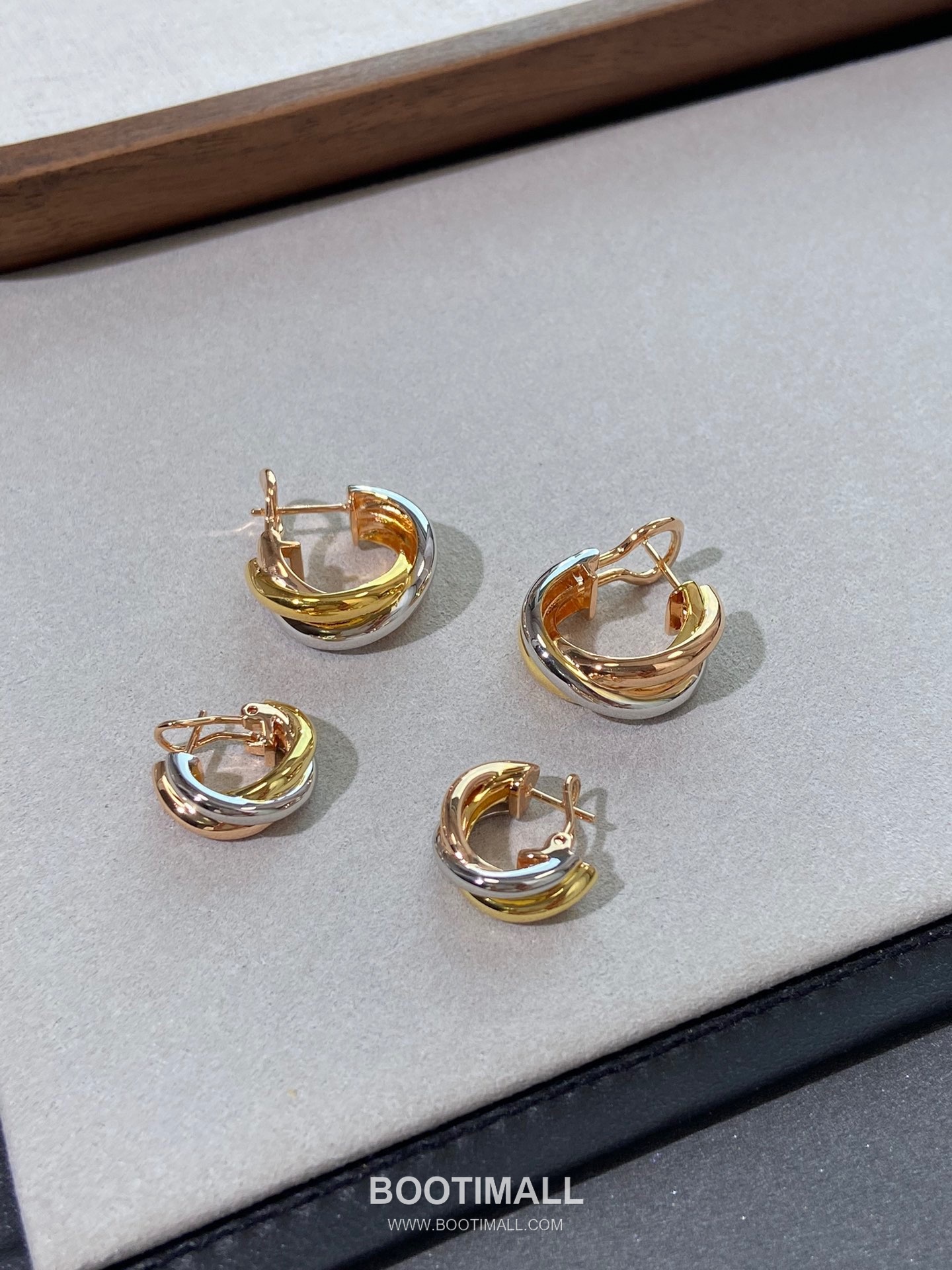 Cartier Trinity Three Tone Interlocking Hoop V Gold Earring 까르띠에 트리니티 삼색 인터락킹 후프 V 골드 이어링 11