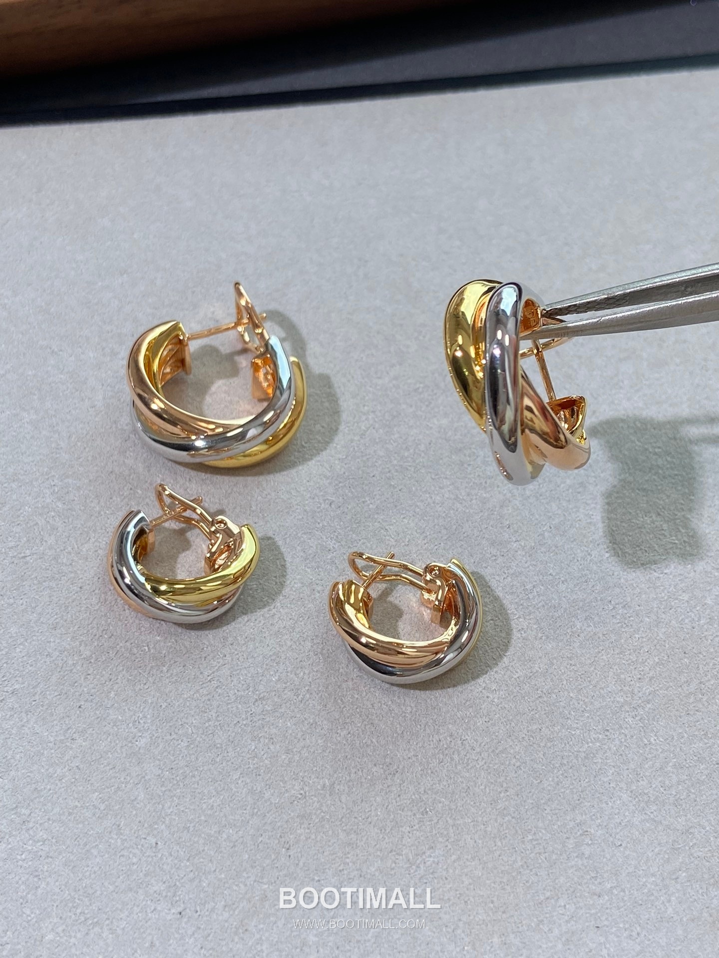 Cartier Trinity Three Tone Interlocking Hoop V Gold Earring 까르띠에 트리니티 삼색 인터락킹 후프 V 골드 이어링 12
