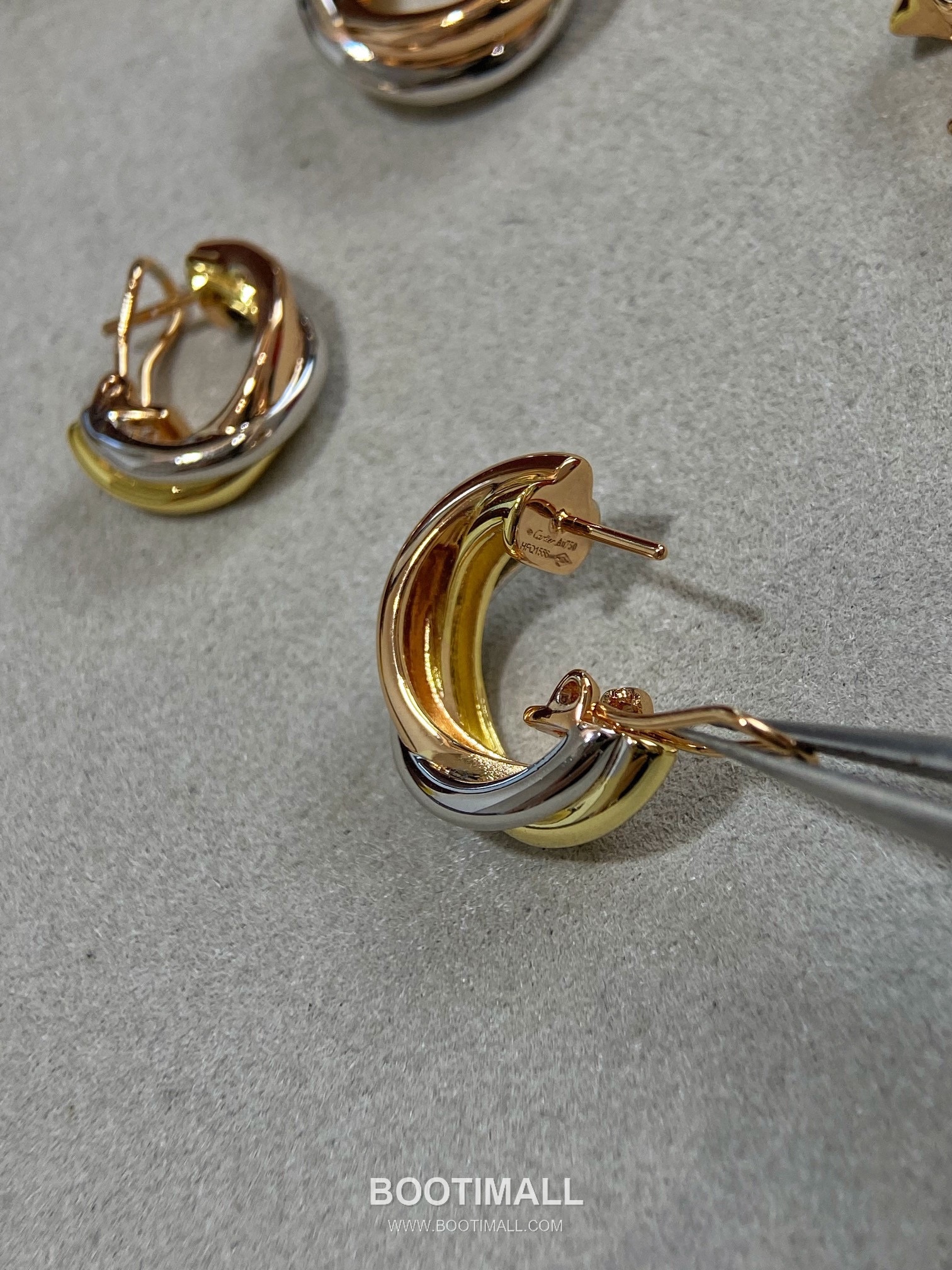 Cartier Trinity Three Tone Interlocking Hoop V Gold Earring 까르띠에 트리니티 삼색 인터락킹 후프 V 골드 이어링 14