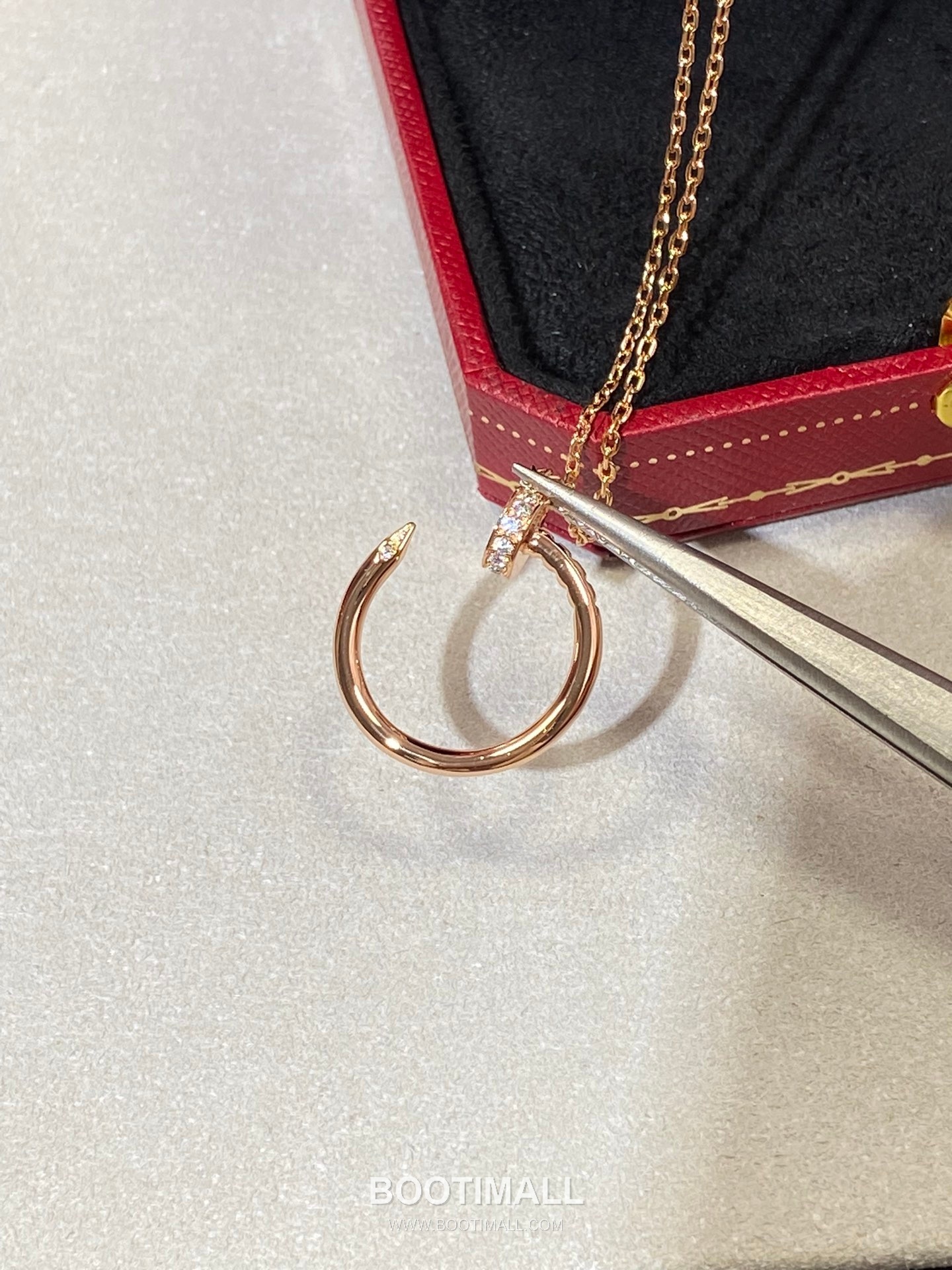 Cartier Juste un Clou Nail Head Tail Swarovski Crystal V Gold Chain Necklace 까르띠에 저스트 앵 끌루 네일 헤드 테일 스와로브스키 크리스탈 V 골드 체인 네클리스 41cm 12