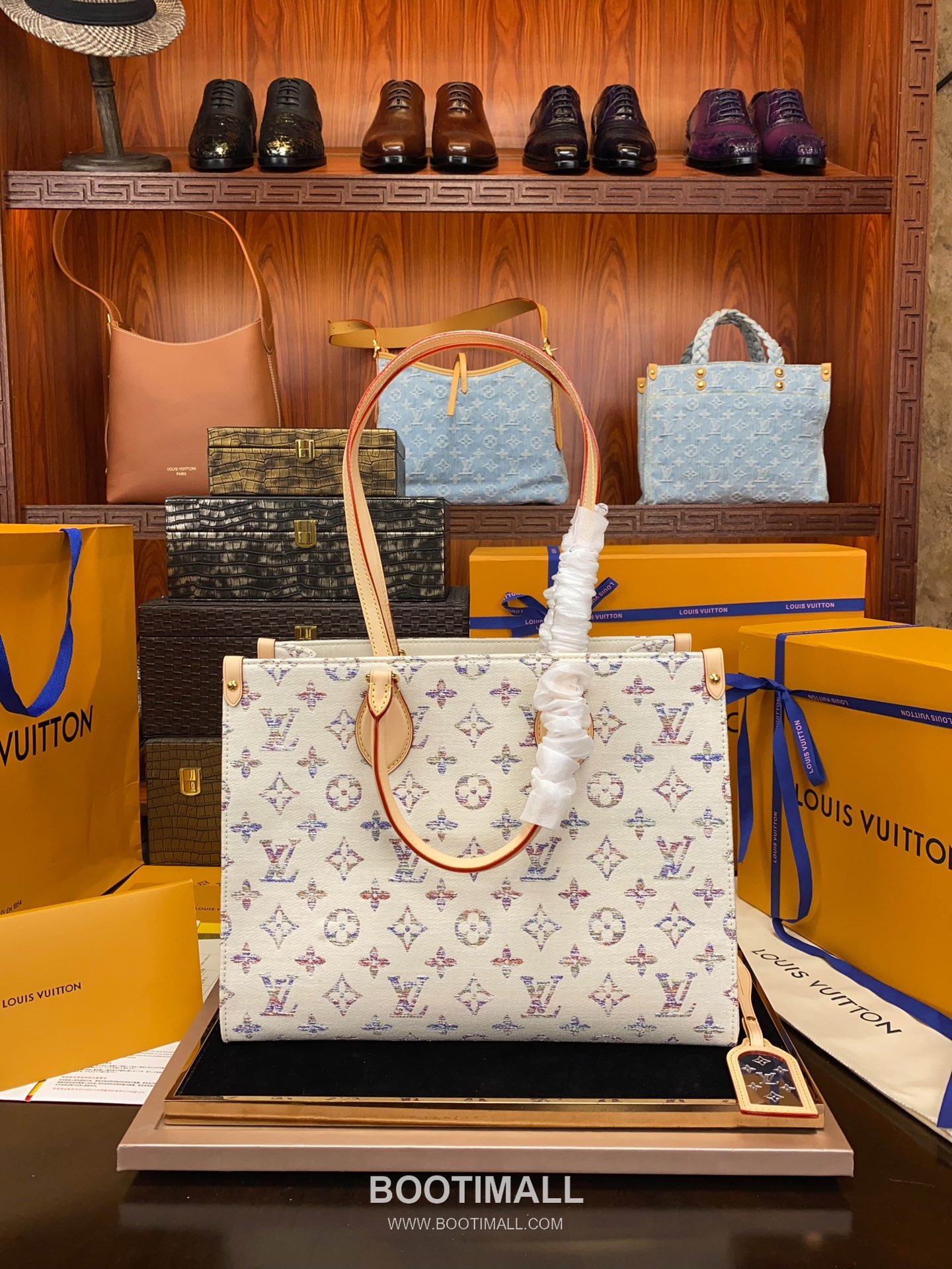 Louis Vuitton OnTheGo MM Monogram Jacquard Textile Tote Bag with Gradient Pattern Mirror Charm 루이비통 온더고 MM 자카드 텍스타일 토트백 그라데이션 미러 참 35cm 1