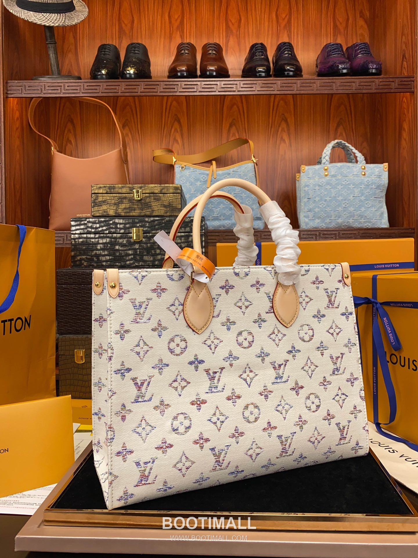 Louis Vuitton OnTheGo MM Monogram Jacquard Textile Tote Bag with Gradient Pattern Mirror Charm 루이비통 온더고 MM 자카드 텍스타일 토트백 그라데이션 미러 참 35cm 2