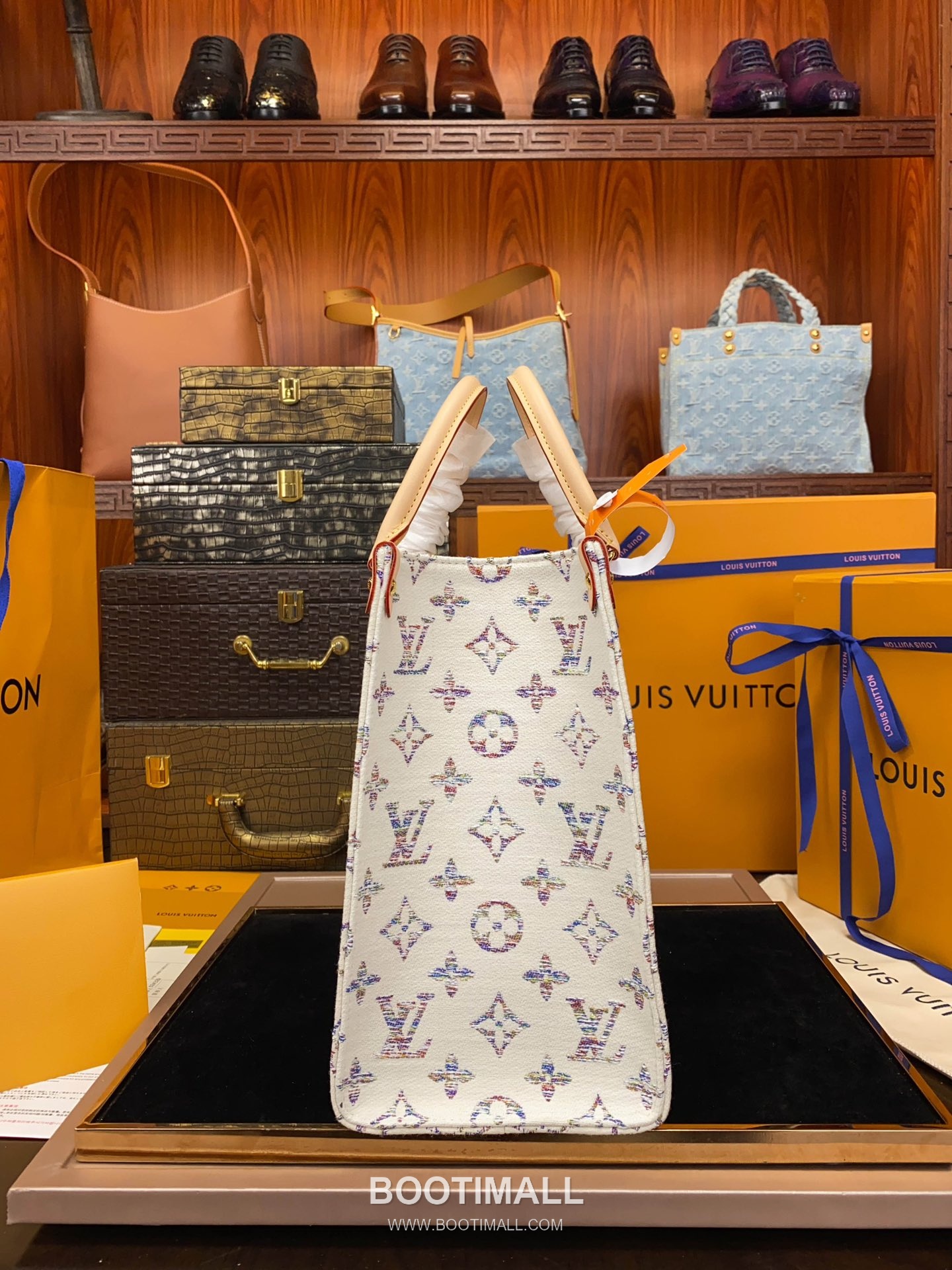 Louis Vuitton OnTheGo MM Monogram Jacquard Textile Tote Bag with Gradient Pattern Mirror Charm 루이비통 온더고 MM 자카드 텍스타일 토트백 그라데이션 미러 참 35cm 3