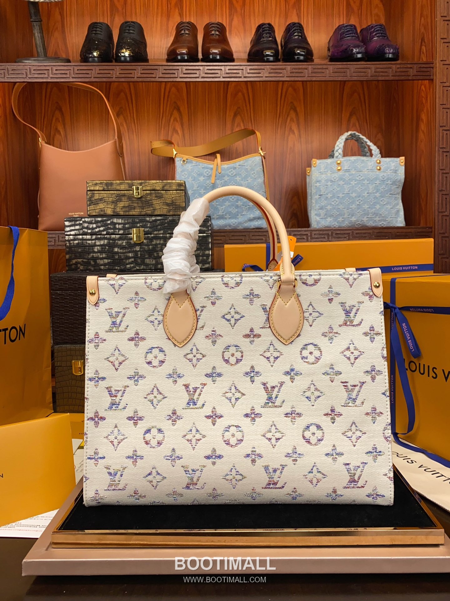 Louis Vuitton OnTheGo MM Monogram Jacquard Textile Tote Bag with Gradient Pattern Mirror Charm 루이비통 온더고 MM 자카드 텍스타일 토트백 그라데이션 미러 참 35cm 4