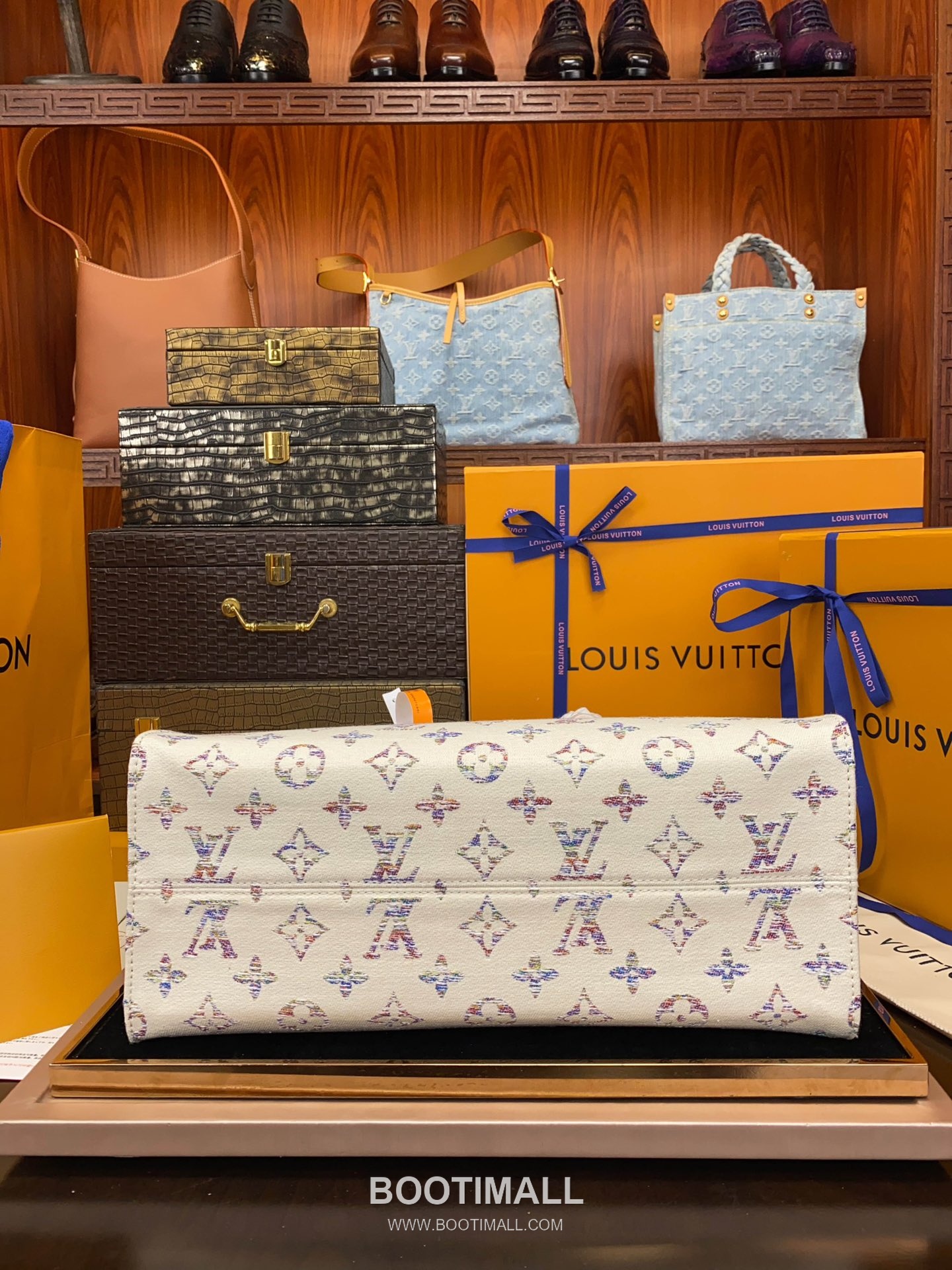 Louis Vuitton OnTheGo MM Monogram Jacquard Textile Tote Bag with Gradient Pattern Mirror Charm 루이비통 온더고 MM 자카드 텍스타일 토트백 그라데이션 미러 참 35cm 5