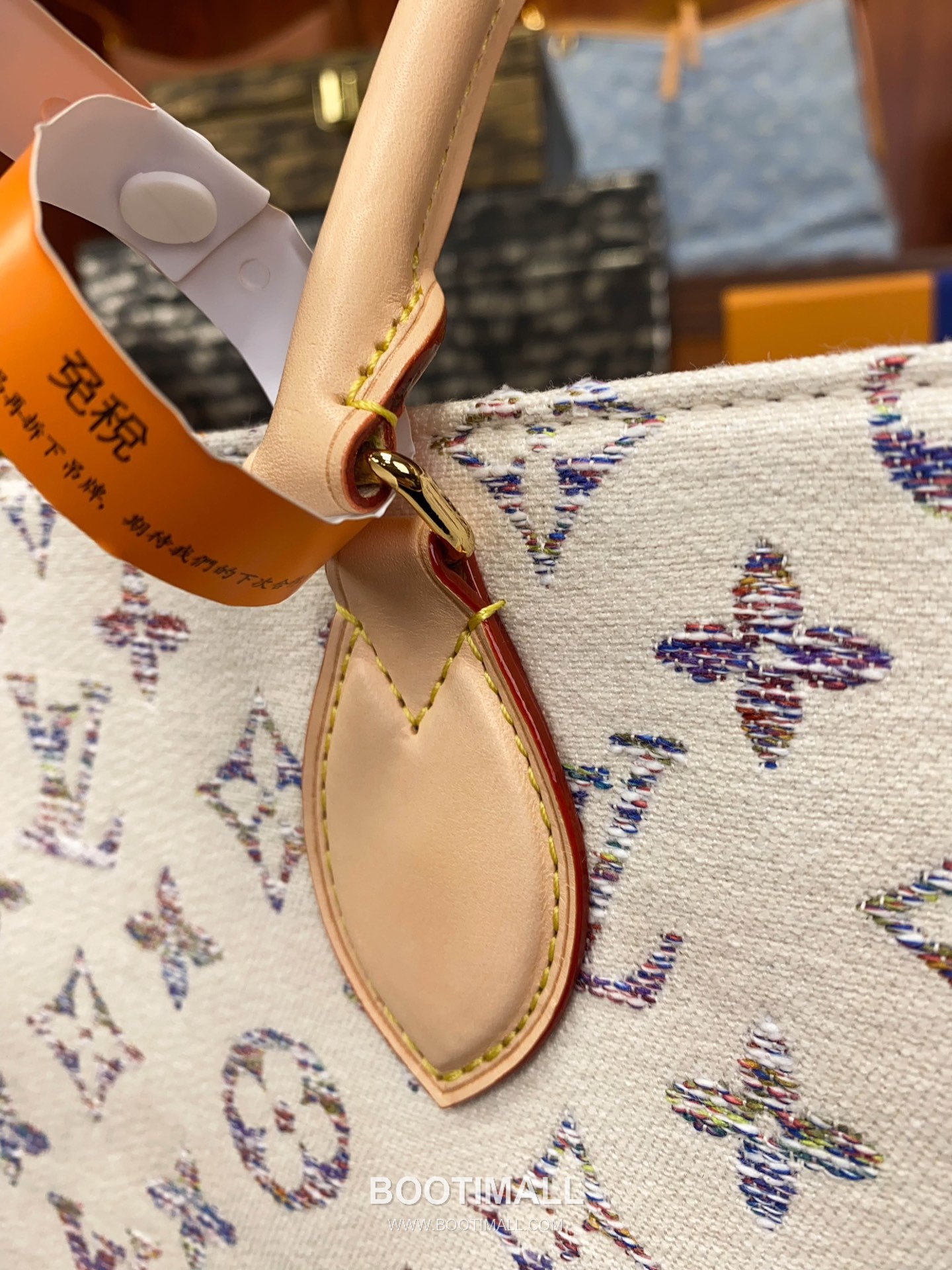 Louis Vuitton OnTheGo MM Monogram Jacquard Textile Tote Bag with Gradient Pattern Mirror Charm 루이비통 온더고 MM 자카드 텍스타일 토트백 그라데이션 미러 참 35cm 6