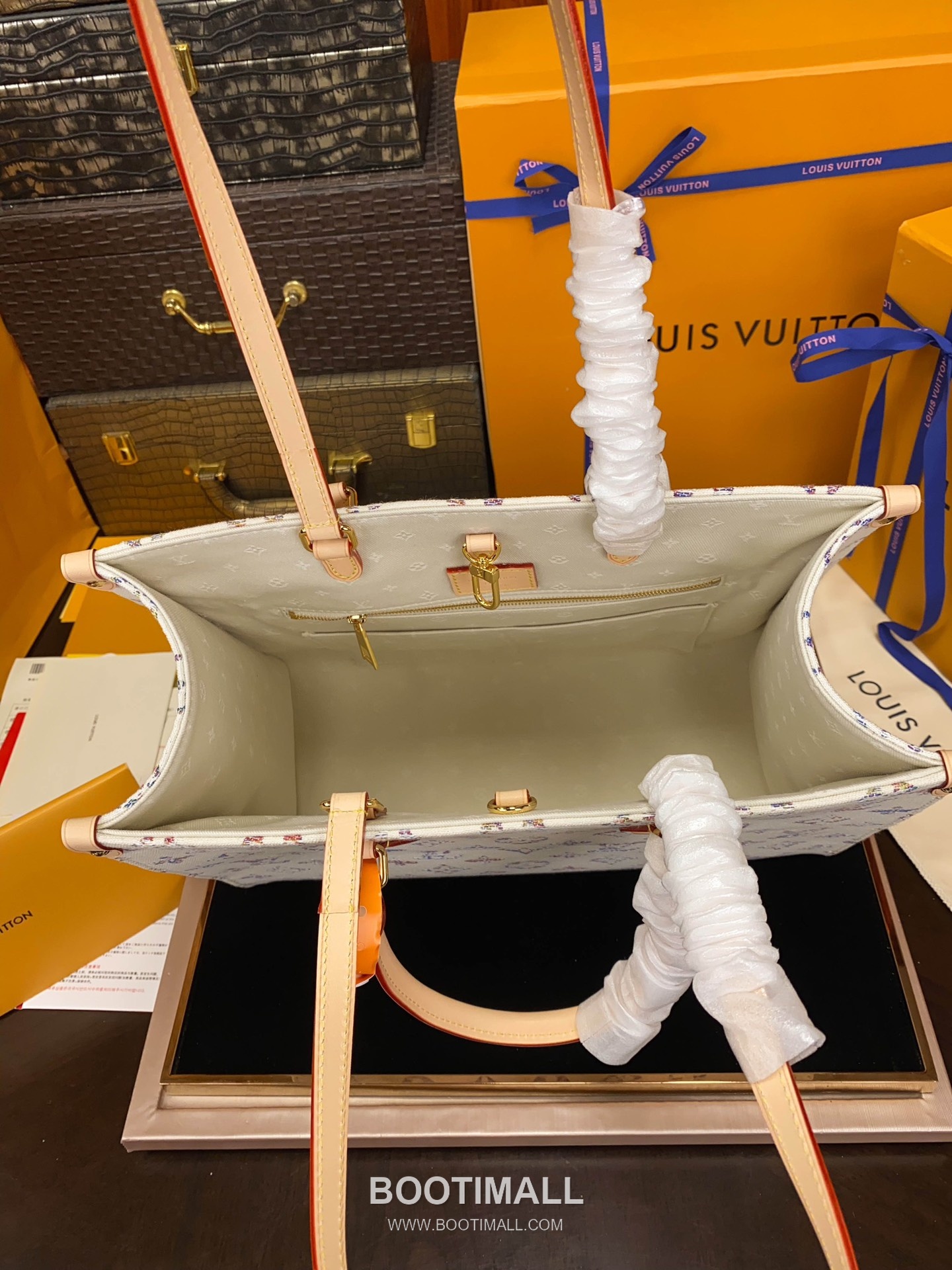 Louis Vuitton OnTheGo MM Monogram Jacquard Textile Tote Bag with Gradient Pattern Mirror Charm 루이비통 온더고 MM 자카드 텍스타일 토트백 그라데이션 미러 참 35cm 7