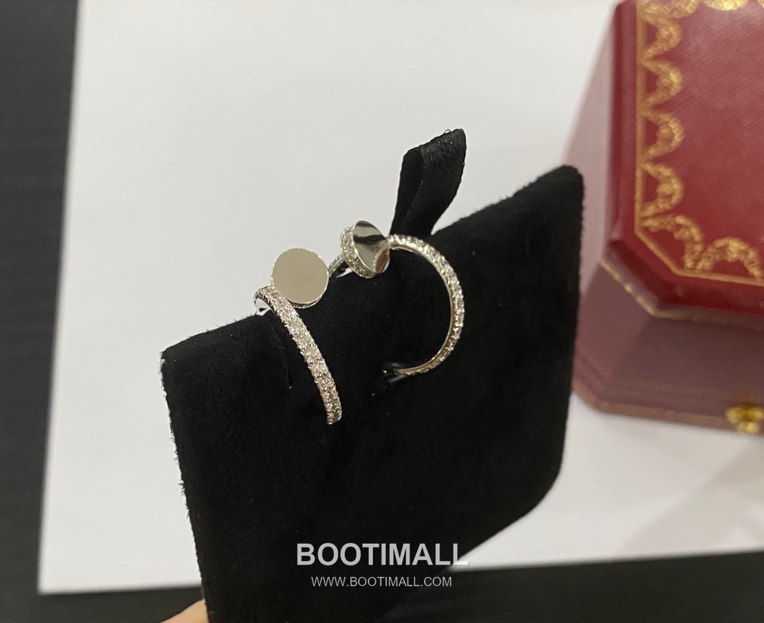 Cartier Juste un Clou Full Pavé Swarovski Crystal Nail V Gold Stud Earring 까르띠에 저스트 앵 끌루 풀 파베 스와로브스키 크리스탈 네일 V 골드 스터드 이어링 2